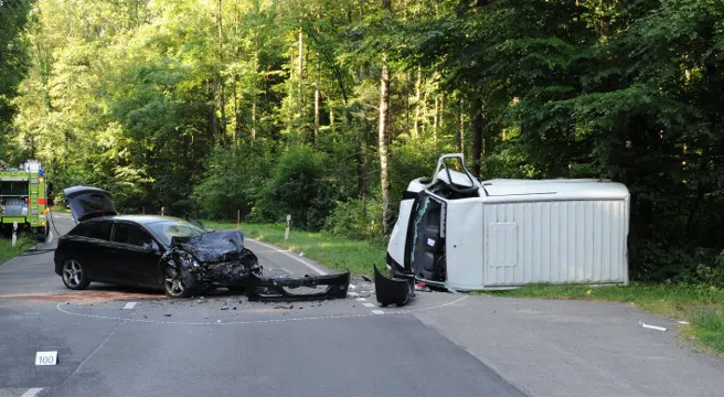 Drei Verletzte nach Crash in Dielsdorf