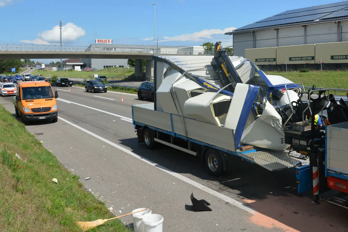 Frauenfeld TG - Lastwagenkran mit Brücke kollidiert 