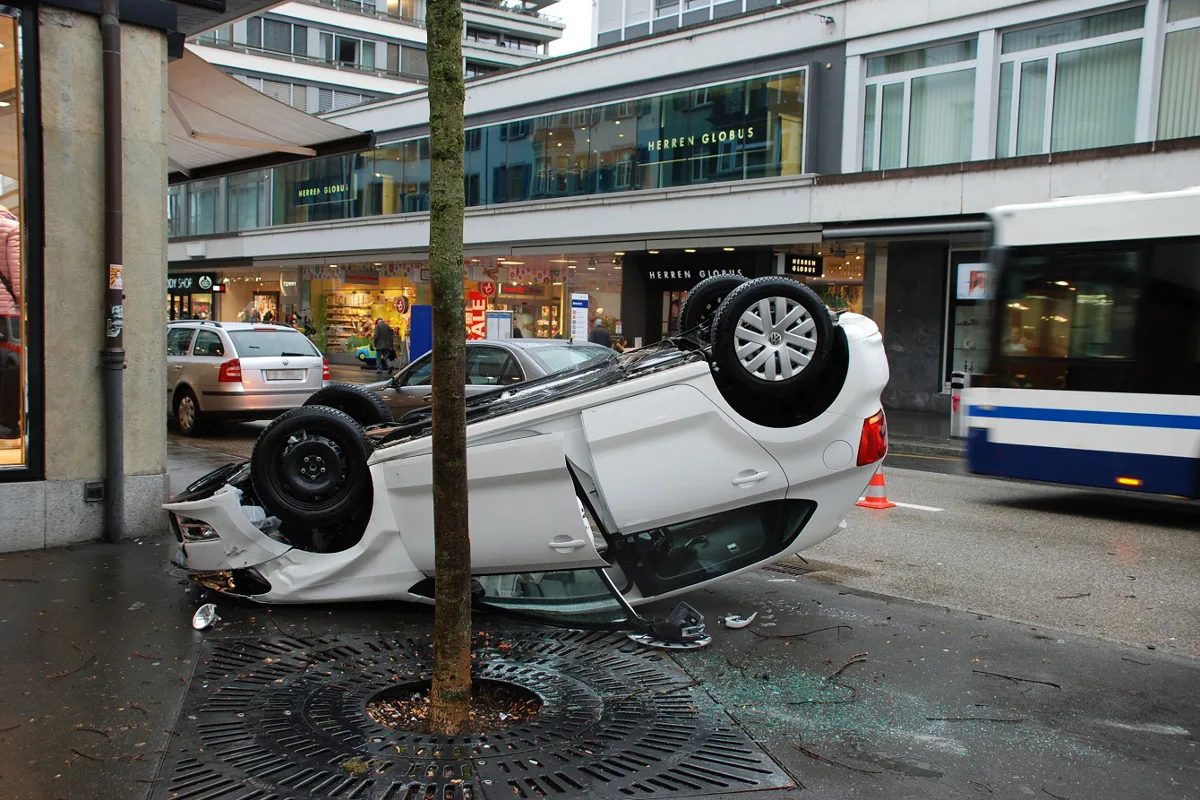 Auto überschlägt sich bei Kollision in Zuger Innenstadt