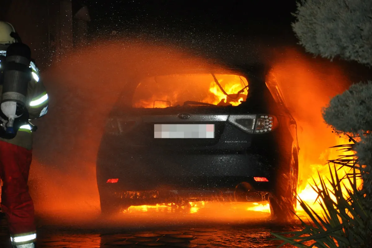 Balm bei Günsberg SO - Autounterstand fängt Feuer