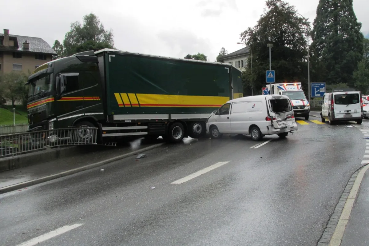 Auffahrcrash und Folgeunfall in Netstal
