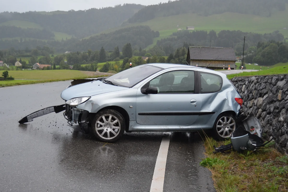Stein AR - Auto prallt gegen Steinmauer