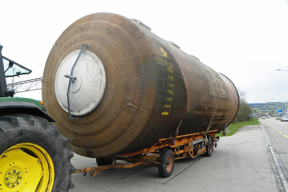 In St. Gallen mit Silo auf Traktoranhänger unterwegs