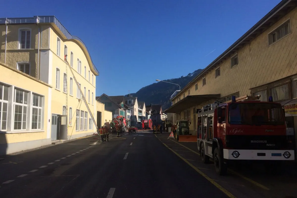Siebnen SZ - Mottbrand in Industriegebäude ausgebrochen