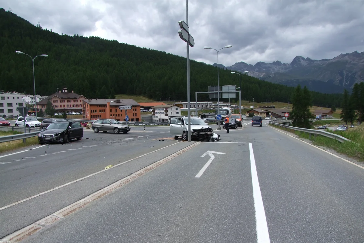 Crash mit Folgen auf der Gitögla-Kreuzung in Pontresina