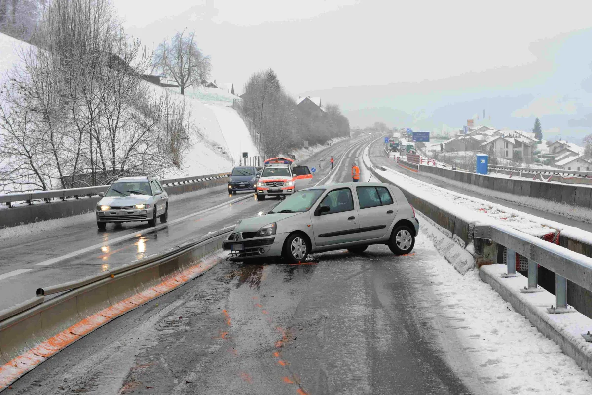 Auf schneebedeckter A2 in Buochs verunglückt