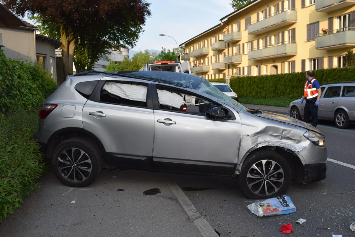 Auto überschlägt sich bei Alleinunfall in Luzern