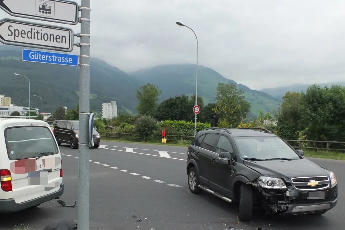 Buchs: Auto und Lieferwagen kollidieren