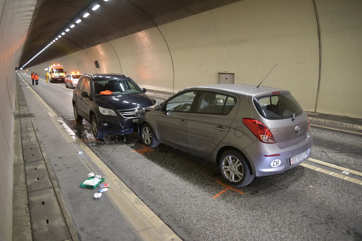 Frontalkollision im Tunnel Trin fordert Verletzte