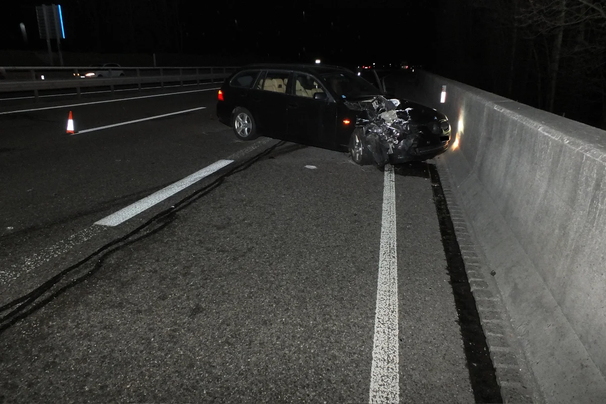 Wegen Ablenkung auf der A1 bei Henau verunfallt