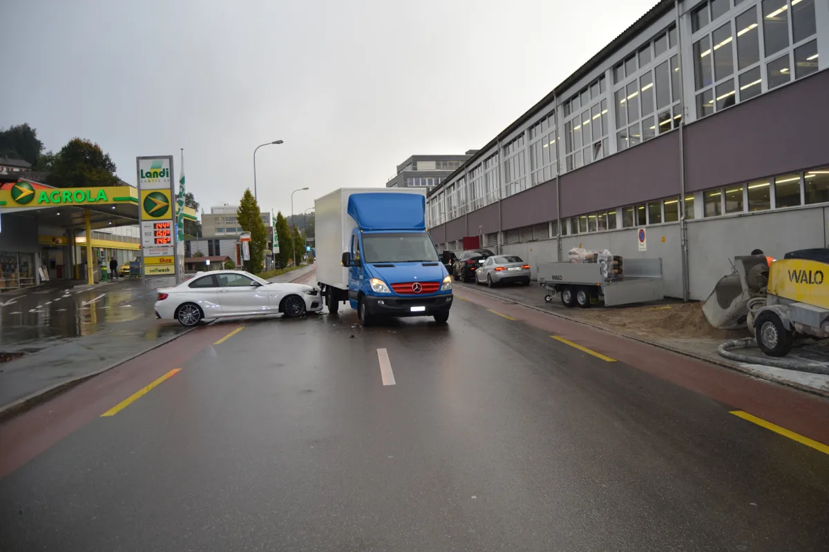 Herisau AR - Crash bei Tankstellenausfahrt