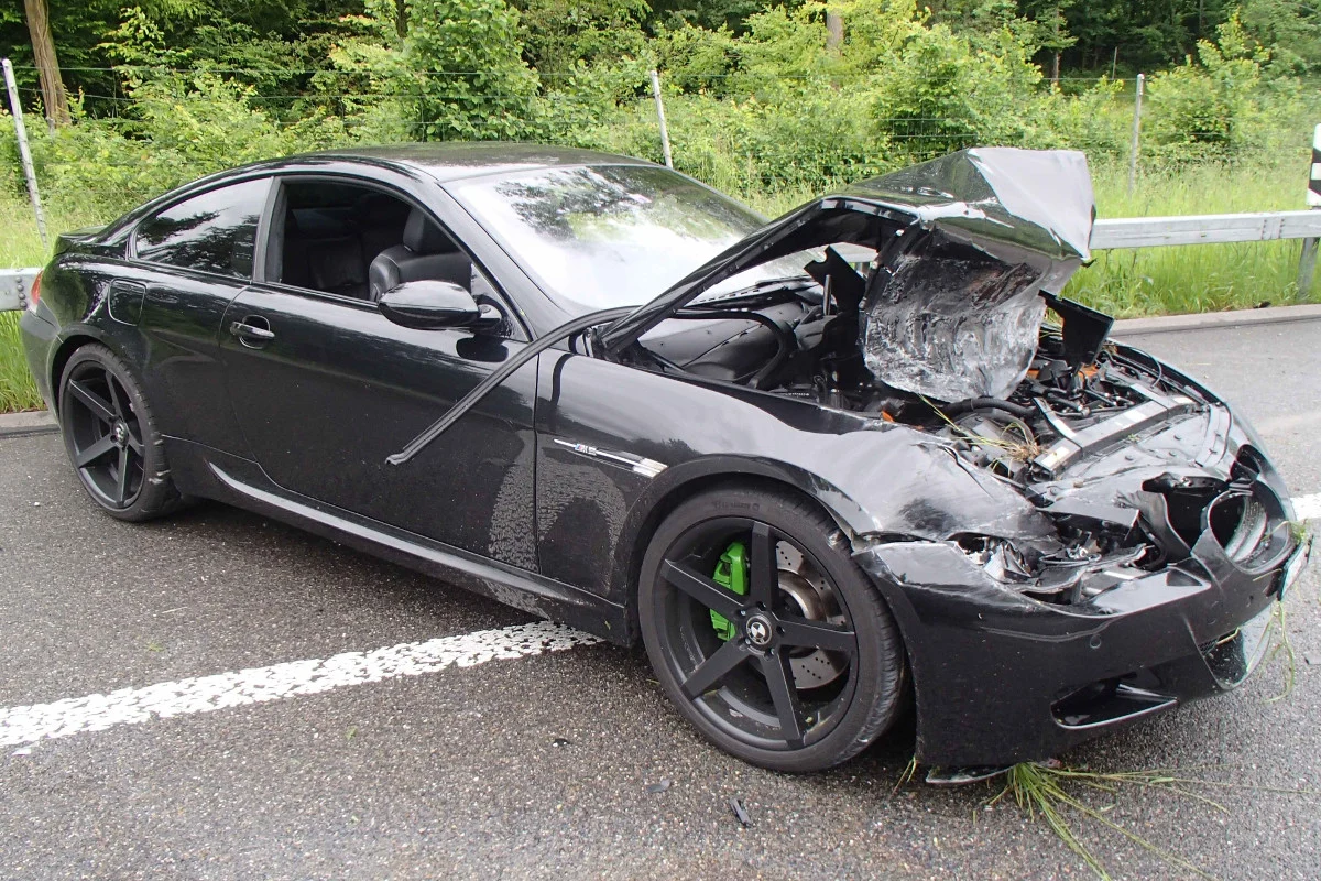 Lenzburg: Neulenker (19) verunfallt auf der A1 mit BMW M6