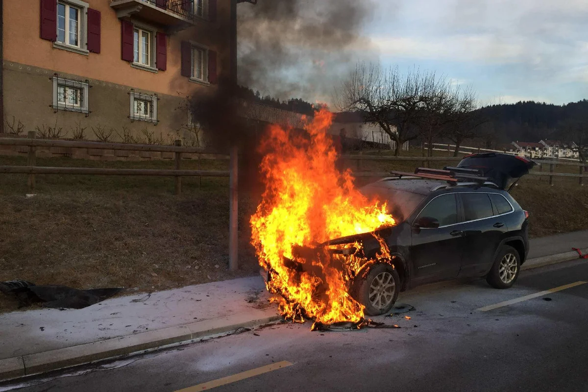 Vauderens FR - Auto gerät in Brand