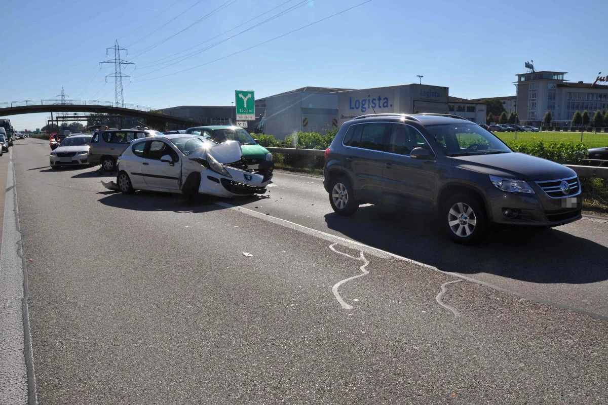 Oberbuchsiten: Auffahrkollision mit sechs Fahrzeugen auf der A1