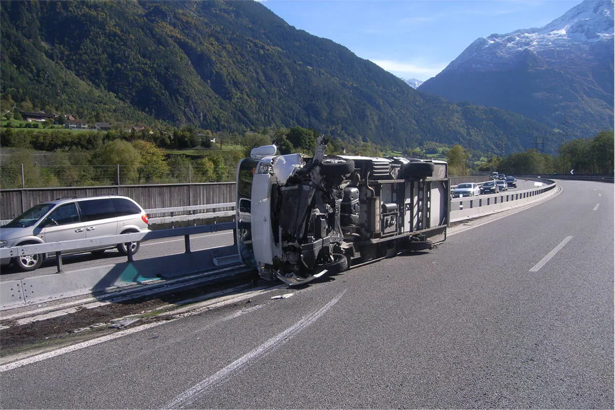 Erstfeld UR - Wohnmobil auf Seite gekippt