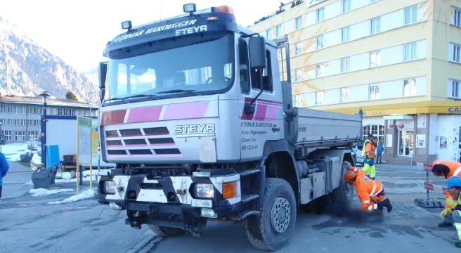 Lastwagen überrollt Fussgängerin in Arosa