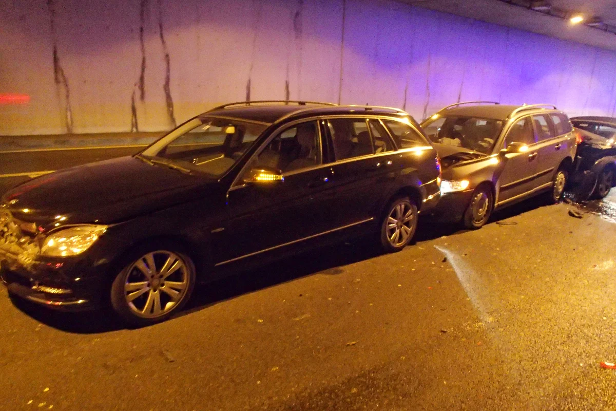 Neuenhof AG - Fünf Autos auf der A1 zusammengestossen 