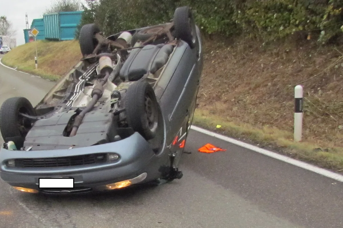 Zeiningen AG - Zusammenstoss zwischen Mercedes und Ford