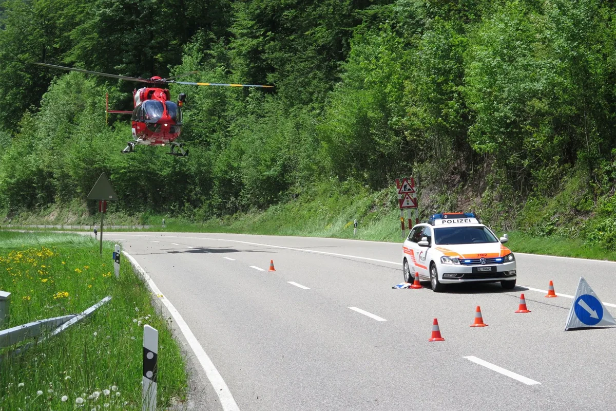 Läufelfingen BL: Kollision zwischen Auto und Motorrad