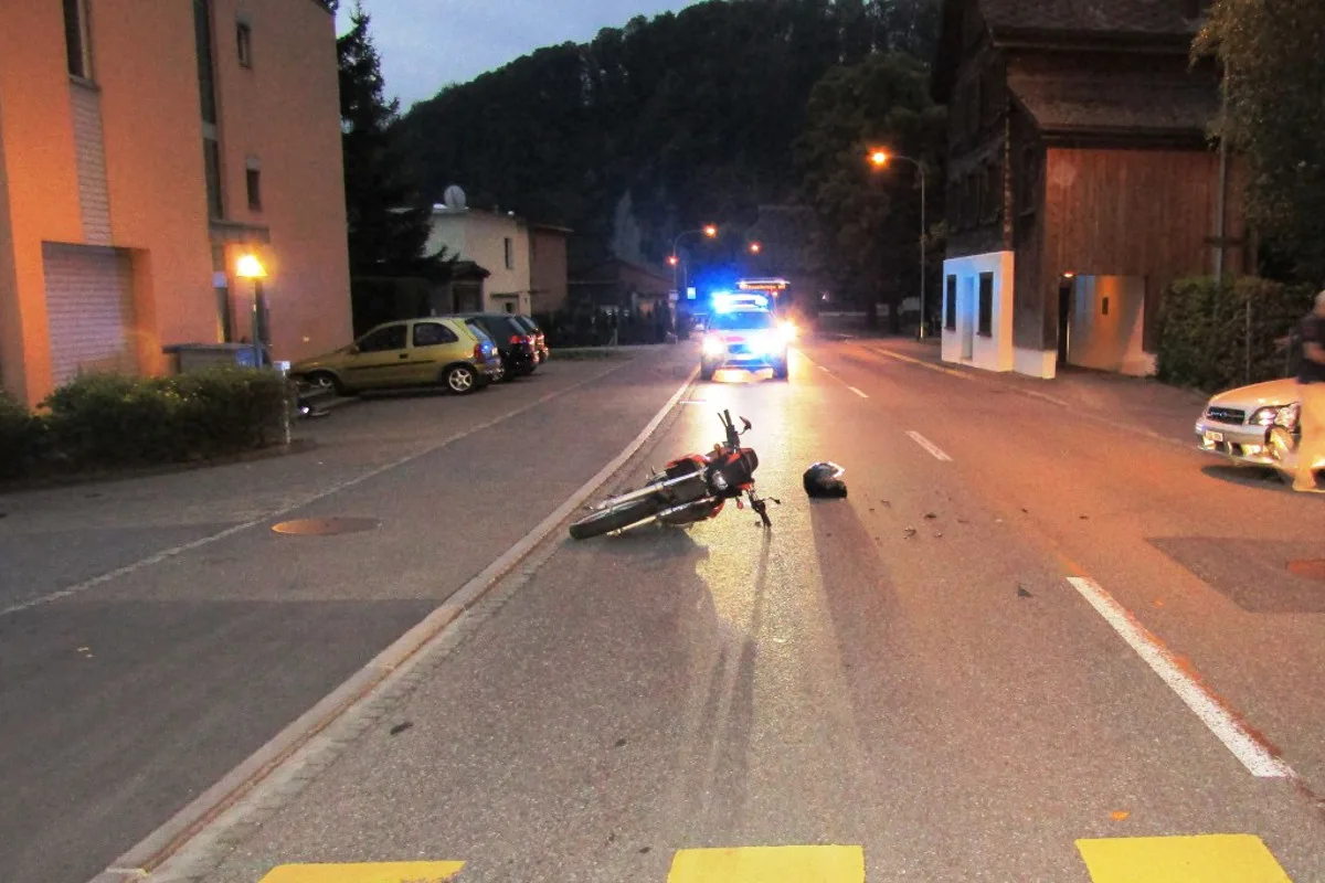 Niederurnen GL - Autofahrer übersieht 16-Jährigen auf Motorrad