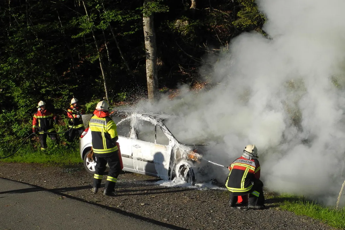 Feuerwehr-Einsatz in Illgau - Auto in Brand geraten