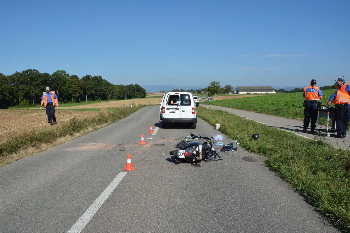 Allschwil BL - Rollerfahrer brettert in Lieferwagen