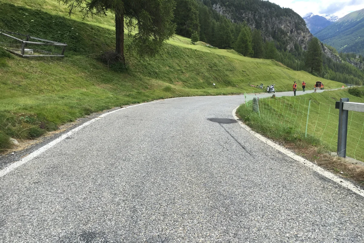 Motorrad und Rennvelo kollidieren in La Punt GR