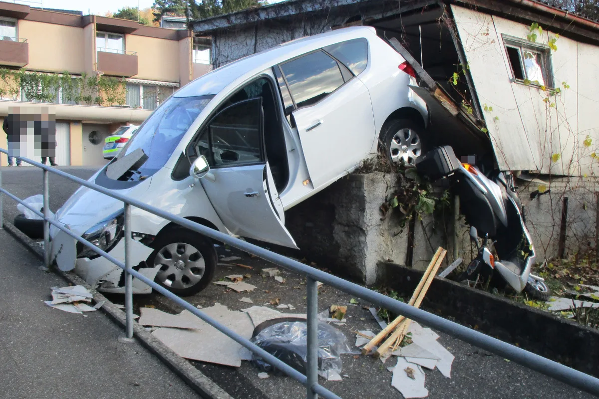 Nussbaumen AG - Autofahrer durchbricht Garage