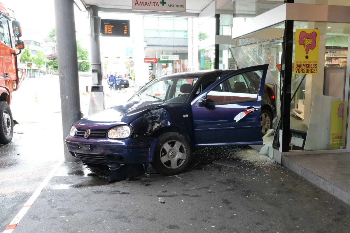 Zeugenaufruf Ebikon - Auto landet nach Crash in Apotheke 