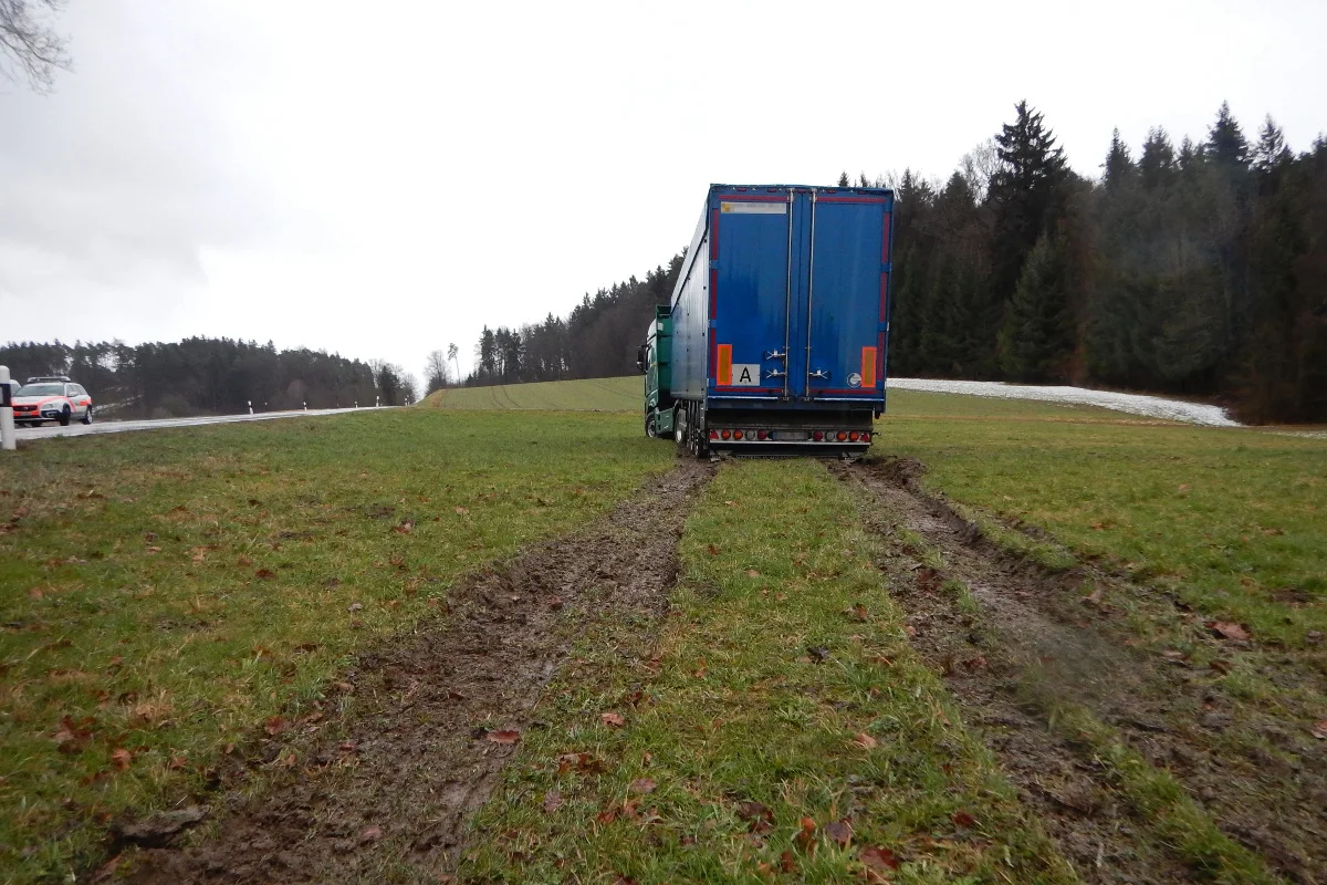 Neunforn TG - Lastwagen-Chauffeur spielt an Navi herum und verunfallt