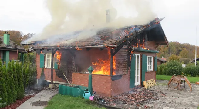 Brand zerstört Gartenhaus in Oberwil