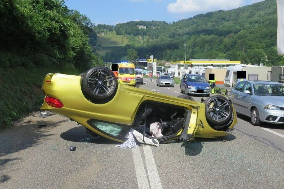 Auf Dach gelandet! BMW-Fahrer beschleunigt in Duggingen zu stark