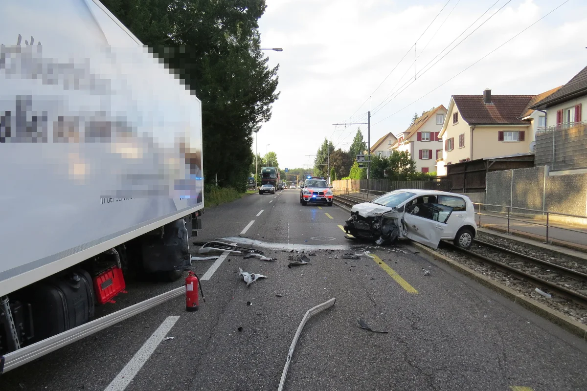 Bei Unfall in Aarau AG auf Bahngeleise gelandet