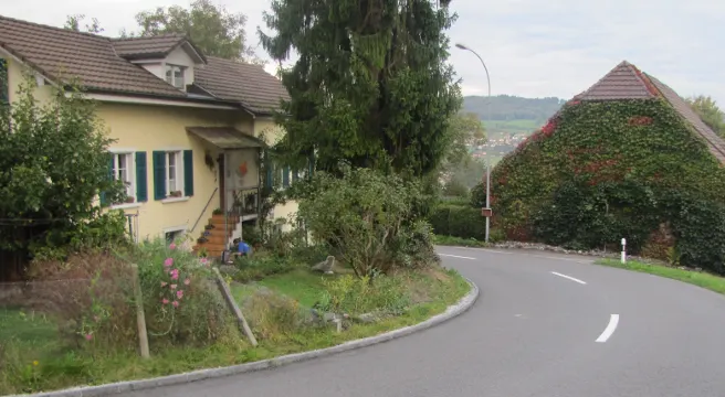 Zaun umgefahren - Fahrerflucht in Boniswil