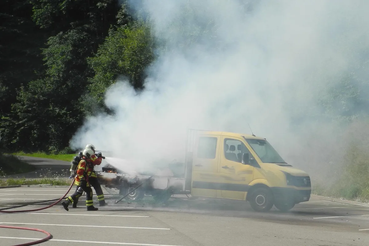 Bennau SZ: Lieferwagenladung in Brand geraten