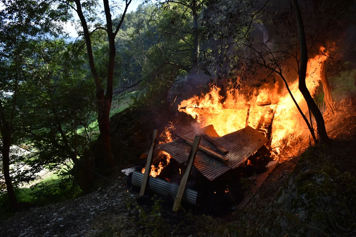Mastrils GR: Feuer zerstört Unterstand 