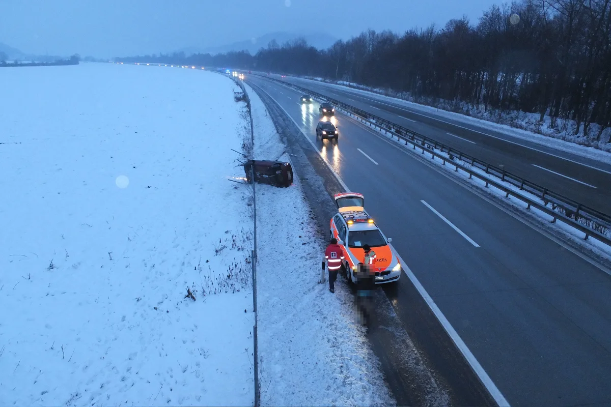 Auto auf der A13 bei Oberriet überschlagen