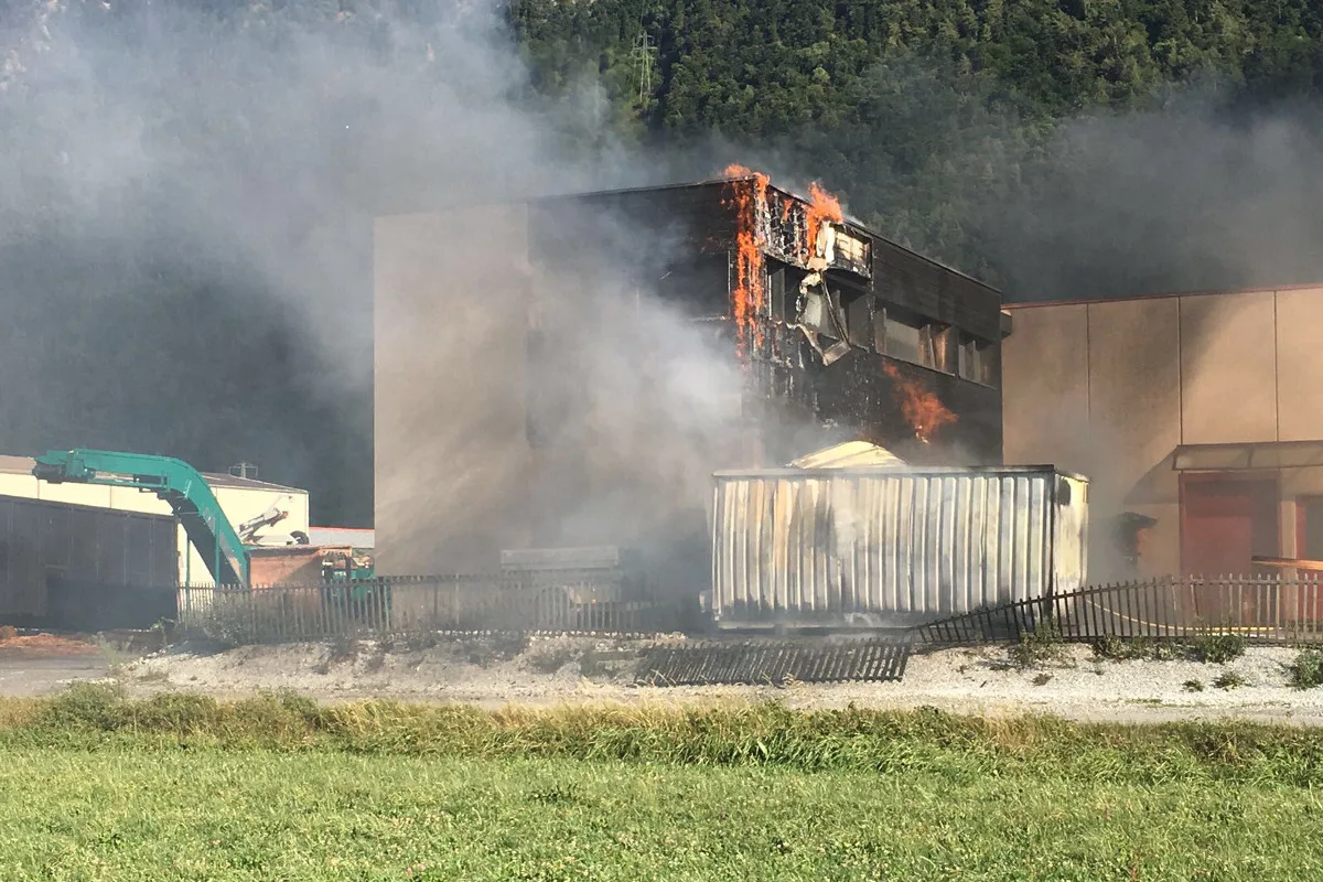 Martinach VS - Feuer im Forstbetrieb entfacht