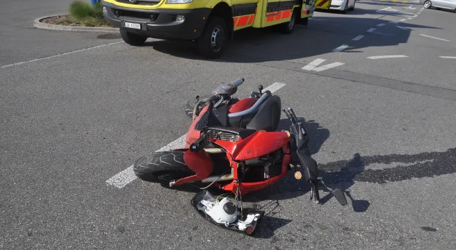 Kollision zwischen Auto und Roller in Biberist