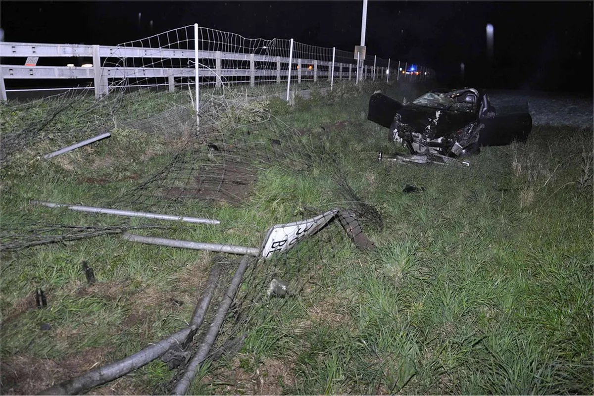 A1 Oberbipp BE - Auto überschlägt sich bei Kollision mit Wildschutzzaun