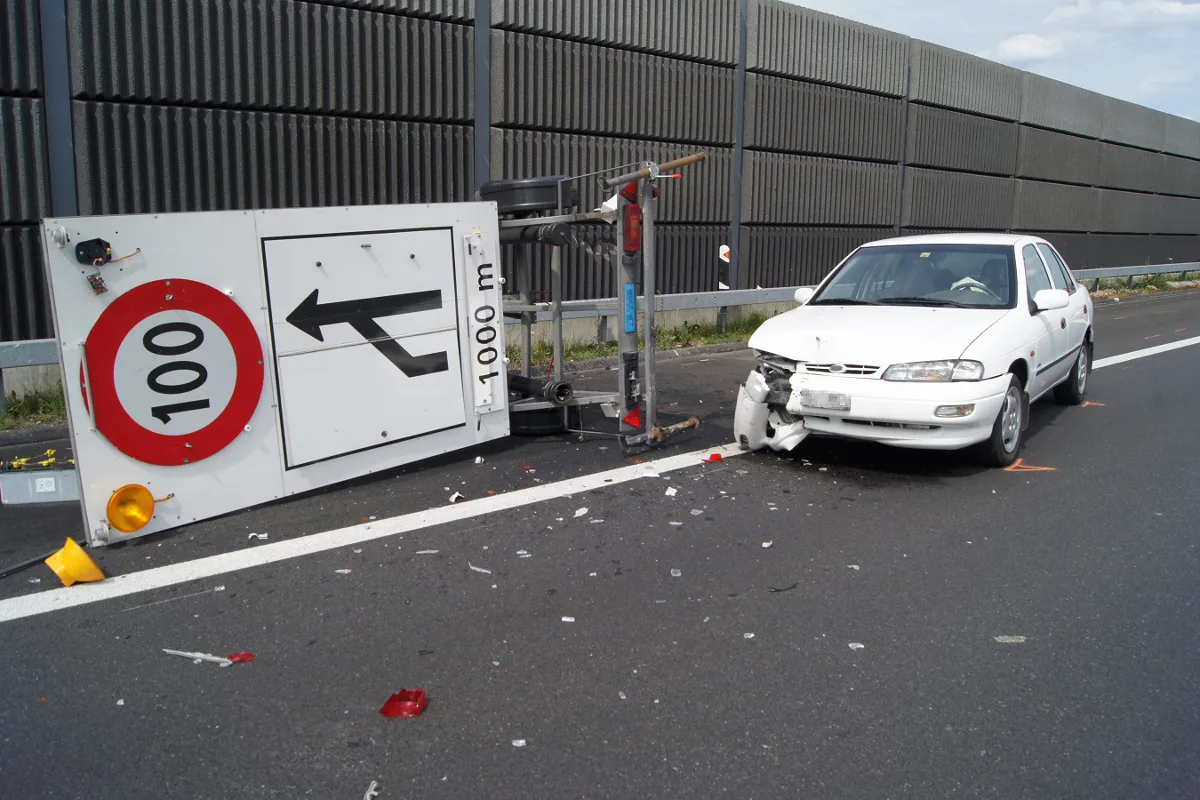 Auf der A4a bei Baar in Baustellensignalisation gekracht