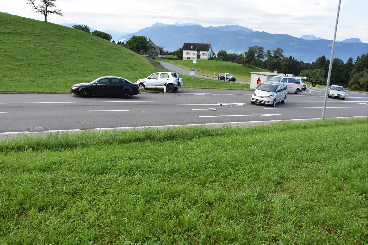 Gebertingen SG - Auffahrkollision mit drei Autos