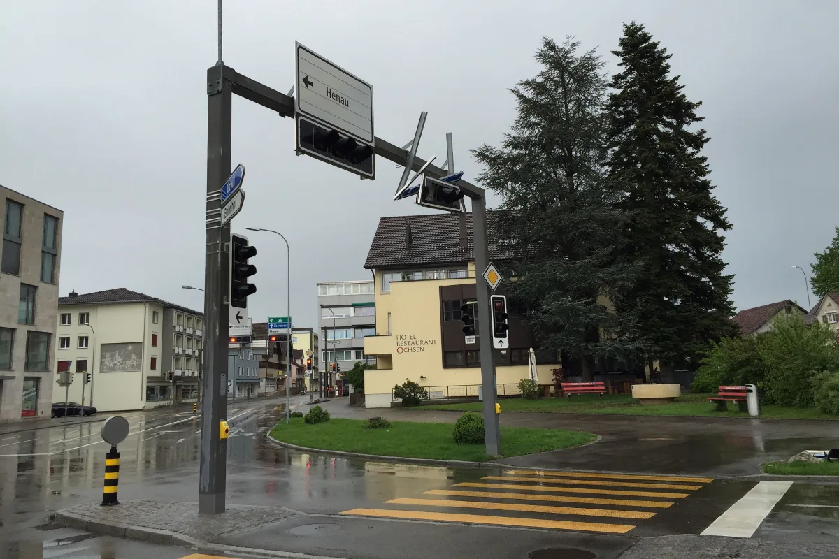 Niederuzwil: In Pfosten gefahren