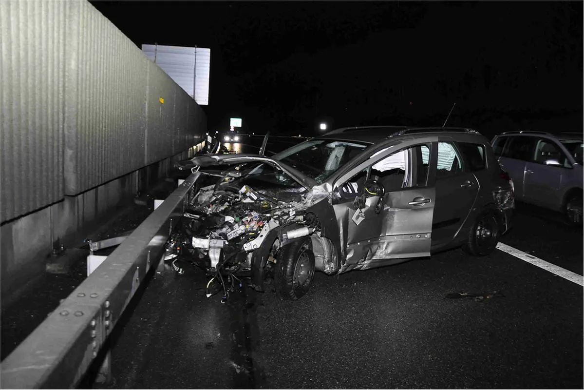A1 Wiedlisbach SO - Wegen Sekundenschlaf in Leiteinrichtung geprallt