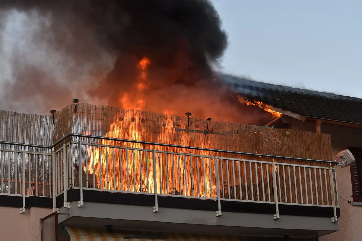 Langnau am Albis ZH - Brand auf Terrasse - Hoher Sachschaden