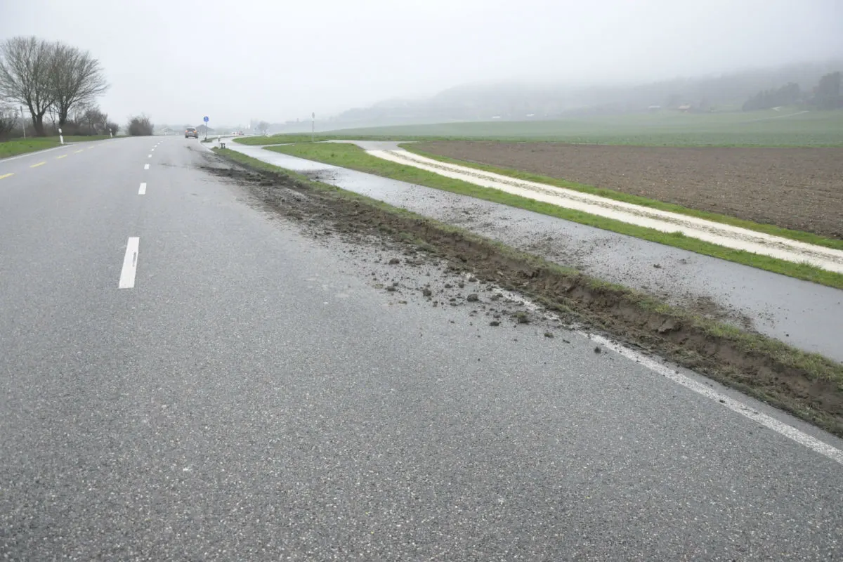 Hägendorf: Lastwagen verunreinigt Strasse und fährt Pfosten um