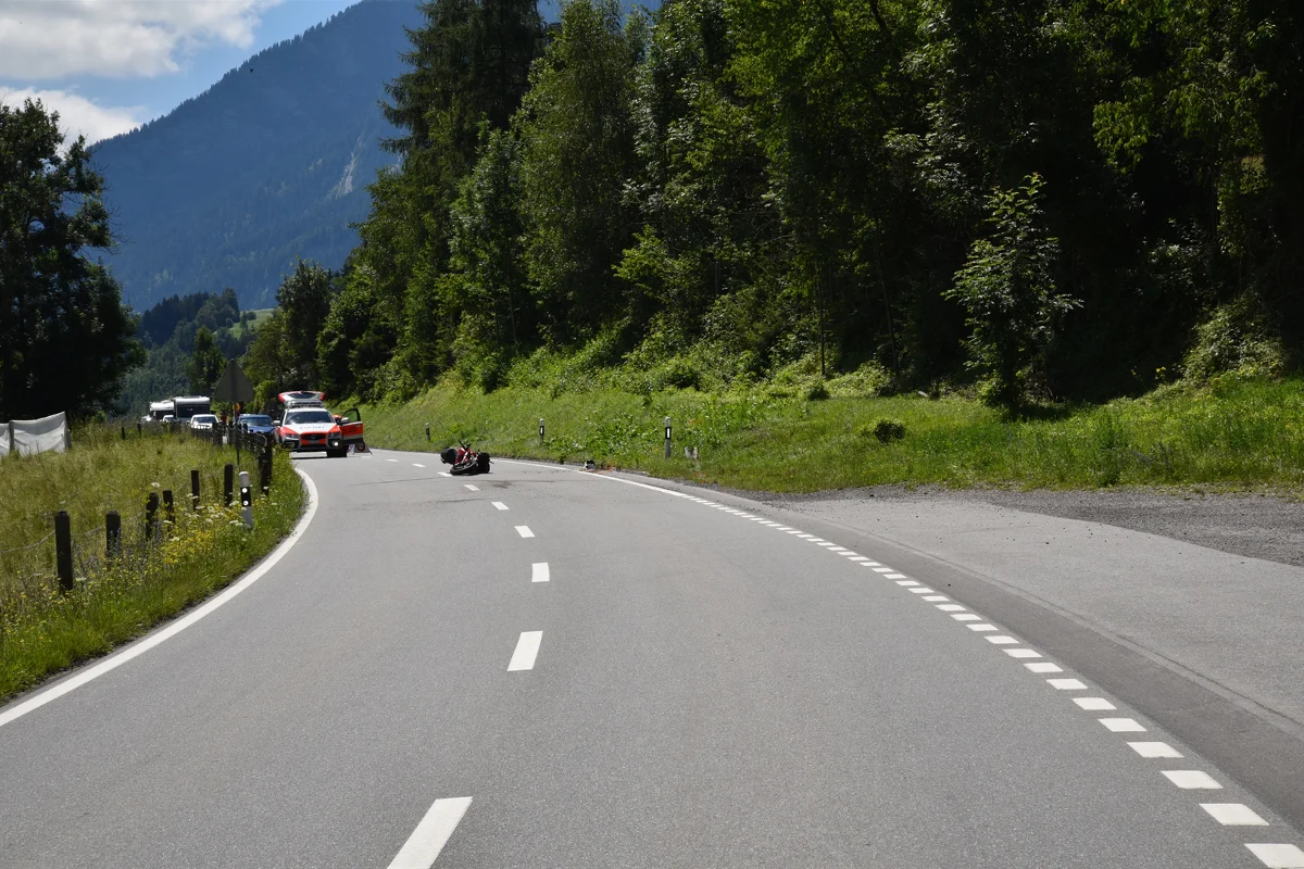 Motorradfahrer verunglückt in Cazis GR