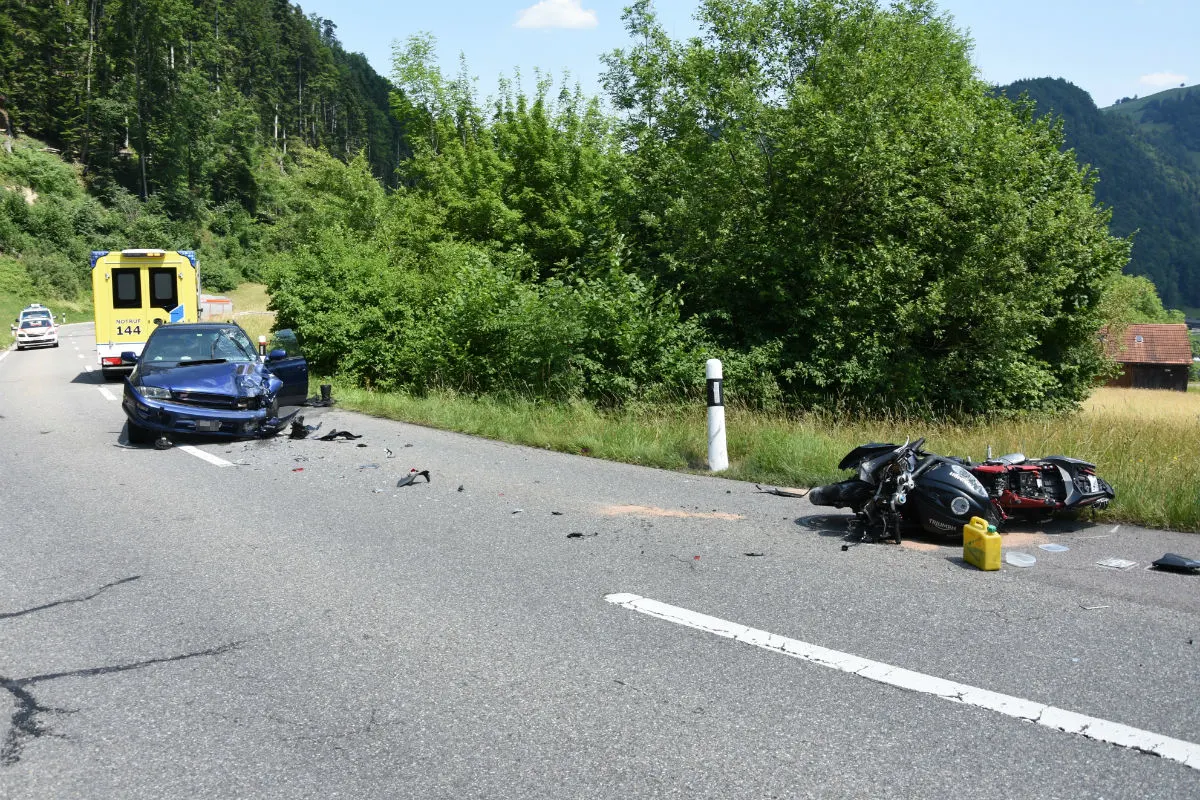 Brunnadern SG - Schwerverletzte nach Frontalcrash zwischen Auto und Motorrad