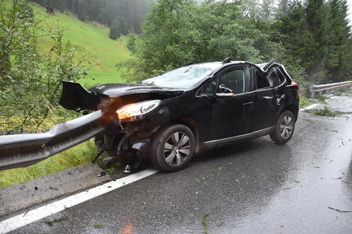 Davos Monstein GR - Tanne stürzt auf fahrendes Auto