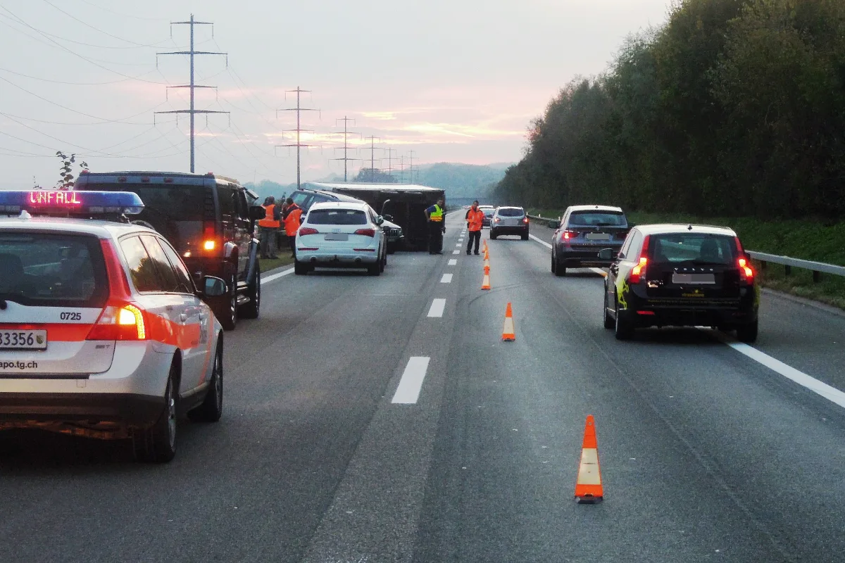Auf der A7 bei Hüttlingen überschlagen
